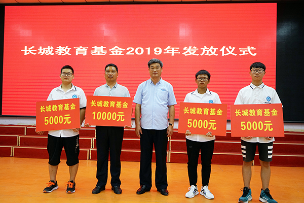 4c583118a568a2371ee1771aa29f2ba4 王纪中与受嘉奖师生合影
