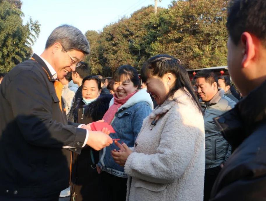 新乡365电竞机械辅导为员工发开工红包 新乡365电竞机械辅导为员工发开工红包