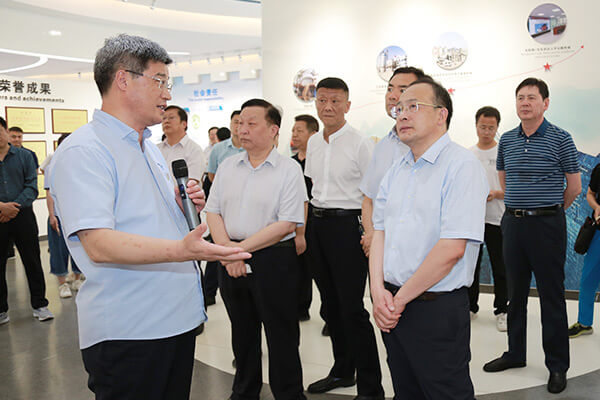 新乡市敌灾市长魏建平到365电竞机械调研督导“万人助万企”活动发展情况 新乡市敌灾市长魏建平到365电竞机械调研督导“万人助万企”活动发展情况
