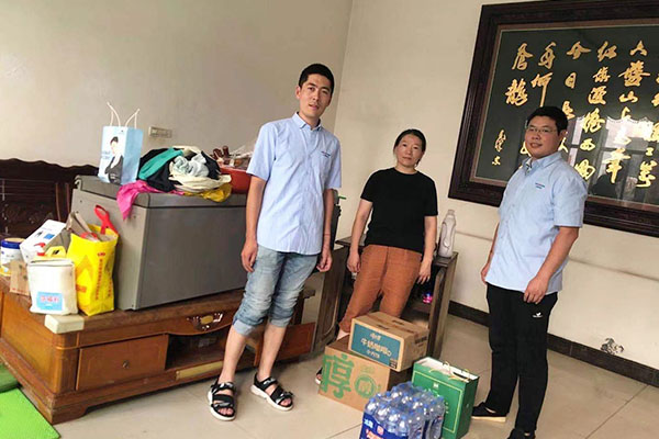 新乡365电竞派代表慰问受灾的员工 新乡365电竞派代表慰问受灾的员工