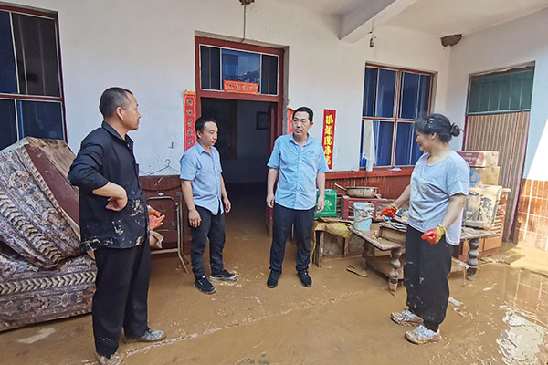 新乡365电竞派代表慰问受灾的员工 新乡365电竞派代表慰问受灾的员工