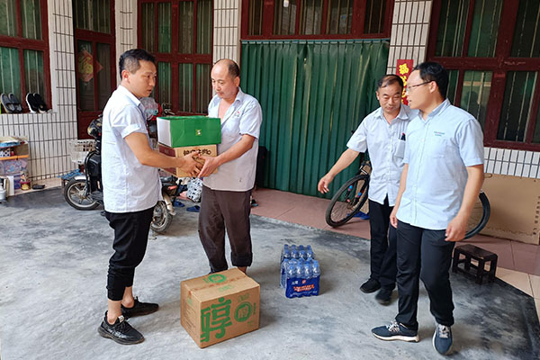 新乡365电竞派代表慰问受灾的员工 新乡365电竞派代表慰问受灾的员工