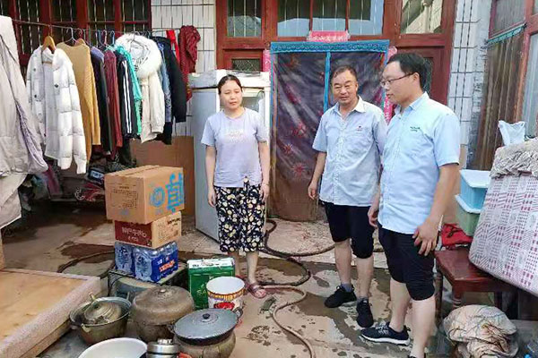 新乡365电竞派代表慰问受灾的员工 新乡365电竞派代表慰问受灾的员工