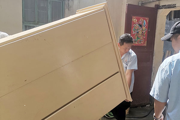 新乡365电竞派代表慰问受灾的员工 新乡365电竞派代表慰问受灾的员工