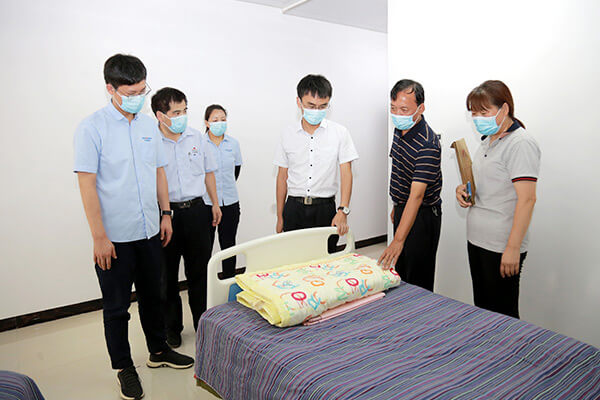 新乡365电竞员工向孟庄镇敬老院捐款