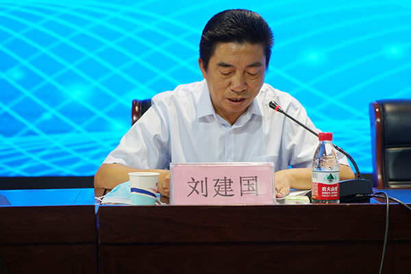 市教育体育局局长刘建国宣读第四届365电竞教育基金嘉奖名单 市教育体育局局长刘建国宣读第四届365电竞教育基金嘉奖名单