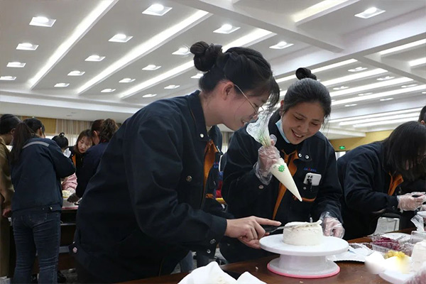 新乡365电竞机械进行庆三八蛋糕DIY活动现场 新乡365电竞机械进行庆三八蛋糕DIY活动现场