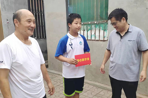 新乡365电竞集团爱心家庭携手辉县义工“爱心助学，点亮但愿”